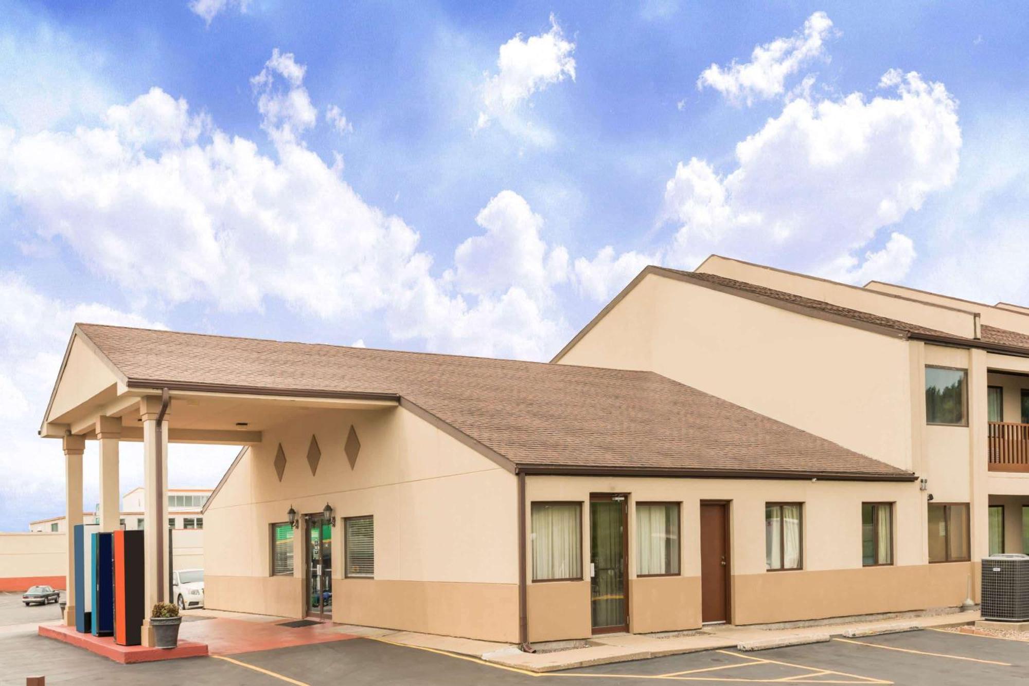 Days Inn By Wyndham Hannibal Buitenkant foto